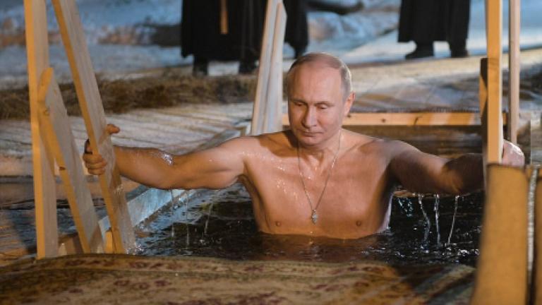 Αψηφώντας το κρύο, ο Πούτιν βούτηξε στα παγωμένα νερά λίμνης με την ευκαιρία της γιορτής των Θεοφανείων 