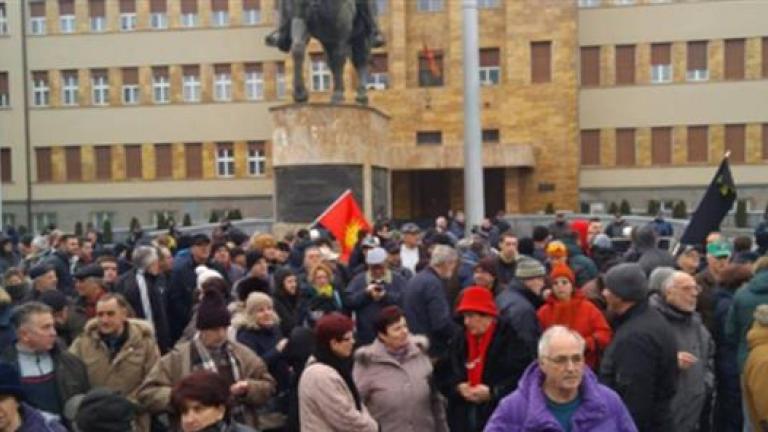 Σε εξέλιξη η κρίσιμη σύσκεψη των πολιτικών αρχηγών υπό τον Ζόραν Ζάεφ για το Σκοπιανό-Αποδοκιμασίες από συγκεντρωμένους