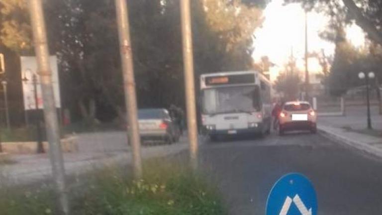 Απίστευτο! Σχολικό λεωφορείο πήγαινε ανάποδα στον δρόμο! 