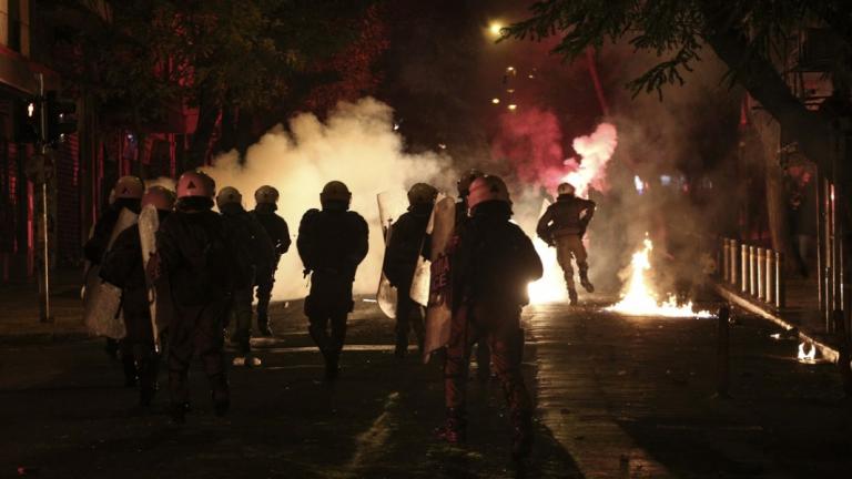 Μολότοφ, πέτρες, χημικά στα Εξάρχεια και τρεις προσαγωγές 