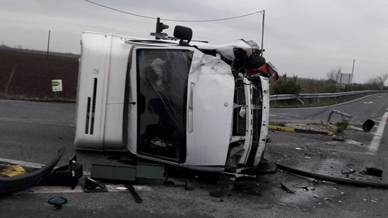 Συγκλονιστικό τροχαίο - Αναποδογύρισε φορτηγό στην Ιτέα! (ΦΩΤΟ)