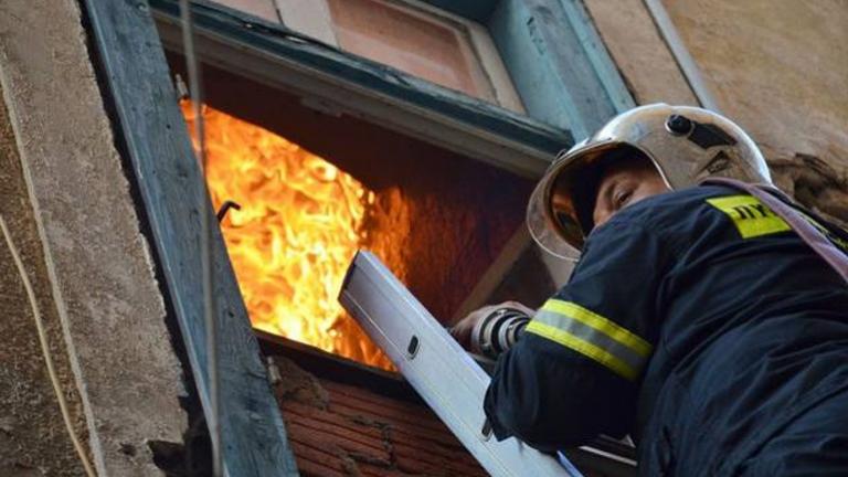Νεκρό άτομο εντοπίστηκε μετά από πυρκαγιά σε διαμέρισμα δευτέρου ορόφου στη Νίκαια στον Πειραιά