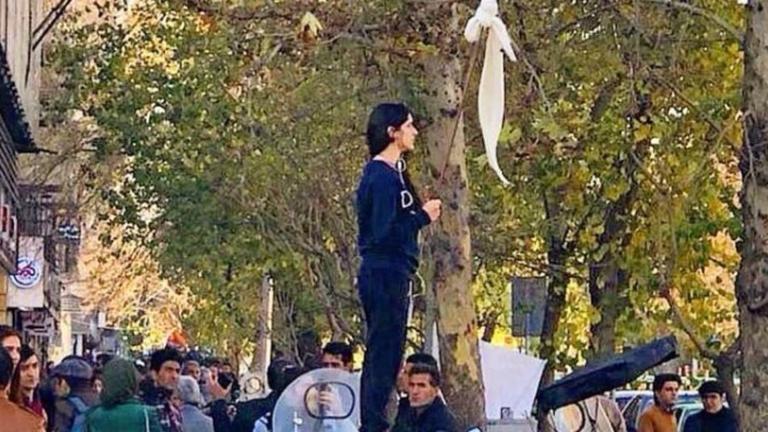Ιράν: Τριάντα γυναίκες συνελήφθησαν επειδή έβγαλαν την μαντίλα τους σε δημόσιο χώρο 