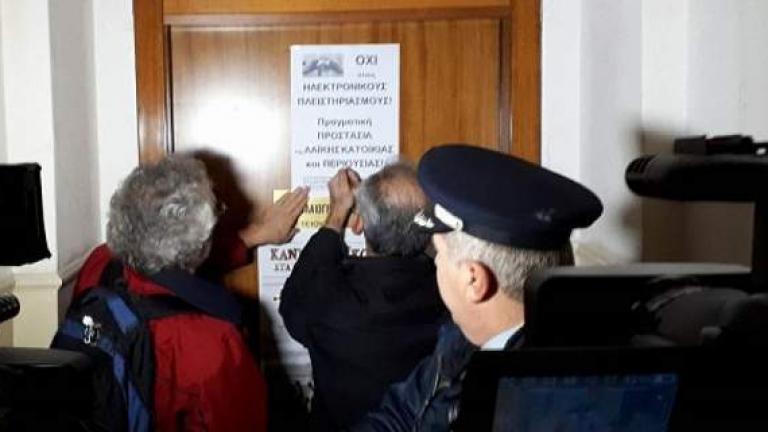 «Ντου» του κινήματος κατά των πλειστηριασμών στα γραφεία του Συμβολαιογραφικού Συλλόγου Θεσσαλονίκης (ΒΙΝΤΕΟ)