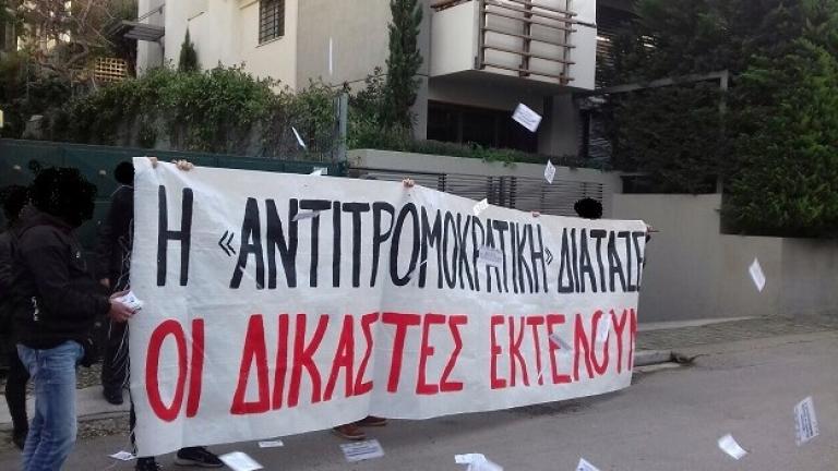 Αντιεξουσιαστές, βρέθηκαν έξω από το σπίτι της  εφέτη Ιωάννας Κλάπα- Χριστοδουλέα (ΦΩΤΟ)