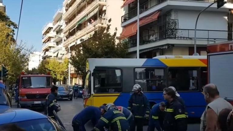 Σύγκρουση λεωφορείου με φορτηγάκι! 