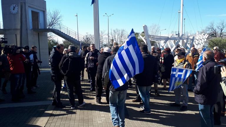 Θεσσαλονίκη: Συγκέντρωση διαμαρτυρίας πολιτών έξω απο το δημαρχείο για τις δηλώσεις του Γιάννη Μπουτάρη 