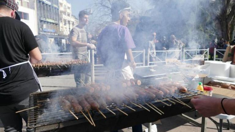 Τσικνοπέμπτη: «Τσικνίζουν» με 3.000 λουκάνικα στην πλατεία (ΦΩΤΟ)