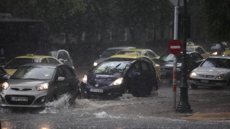 Μποτιλιαρισμένοι οι δρόμοι της Αθήνας λόγω της βροχής - Live η κίνηση