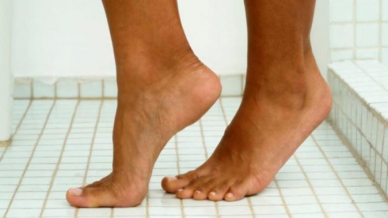 ΜΗΝ πατάτε ξυπόλυτοι στο μπάνιο – Δείτε γιατί…
