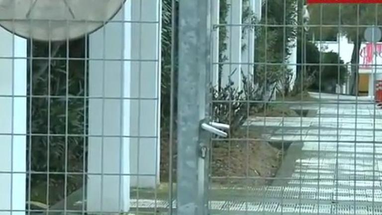 Οι δράστες έφτασαν στα κεντρικά γραφεία της εταιρείας τη νύχτα, πέταξαν κόκκινη μπογιά και έσπασαν τζάμια στο φυλάκιο της εισόδου (ΦΩΤΟ-ΒΙΝΤΕΟ)