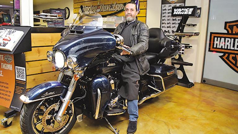 Στην αντεπίθεση ο παπα-Χάρλεϊ, που περιμένει παιδί εκτός γάμου