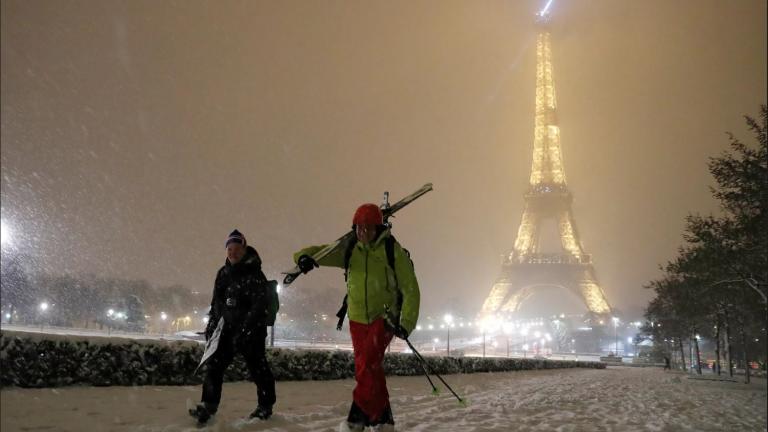 Γαλλία: Οι σφοδρές χιονοπτώσεις προκαλούν χάος στο Παρίσι  - Χιλιάδες εγκλωβισμένοι πέρασαν τη νύχτα στα αυτοκίνητά τους σε εθνική οδό 