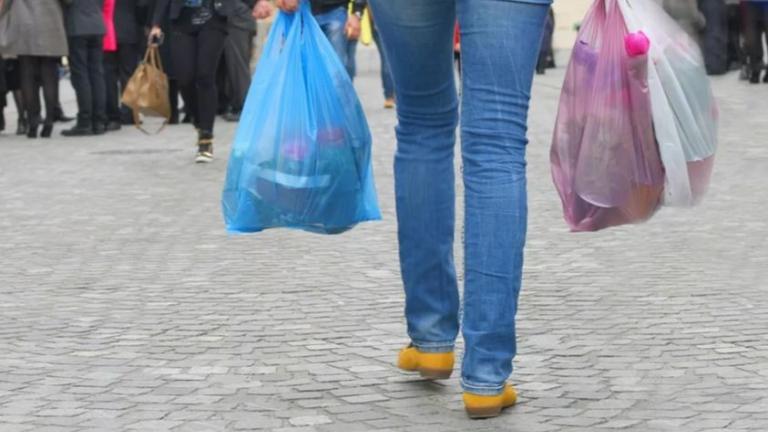 Πολύ μεγάλη μείωση της χρήσης πλαστικής σακούλας στα σουπερμάρκετ τον πρώτο μήνα εφαρμογής της νέας νομοθεσίας