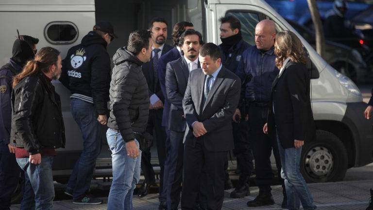 Ελεύθεροι οι 8 Τούρκοι στρατιωτικοί για τις ποινικές κατηγορίες