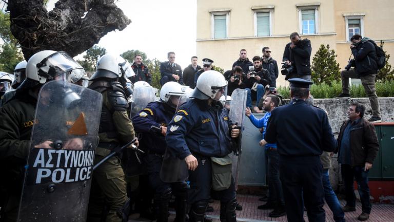 Ένταση και χημικά έξω από τη Βουλή (ΦΩΤΟ)