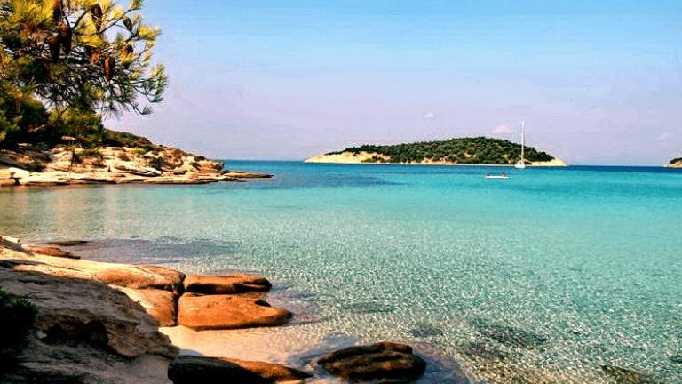 Το άγνωστο εξωτικό ελληνικό νησί που έχει ζεστά νερά όλο το χρόνο και καθόλου κύμα 