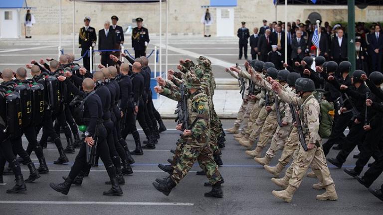 Live: Η στρατιωτική παρέλαση για την 25η Μαρτίου