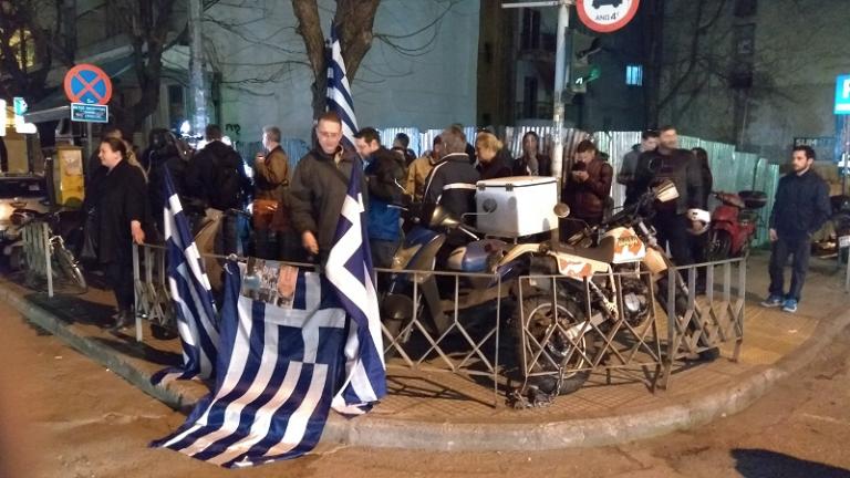 Έξω από το τουρκικό προξενείο Έλληνες διαδηλωτές