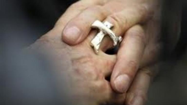 Νέο σκάνδαλο στην Καθολική Εκκλησία με τη... διπλή ζωή ομοφυλόφιλων κληρικών!