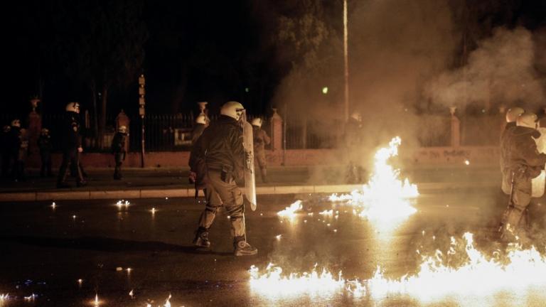 Έκρυθμη η κατάσταση στα Εξάρχεια-Νέες επιθέσεις κατά των ΜΑΤ