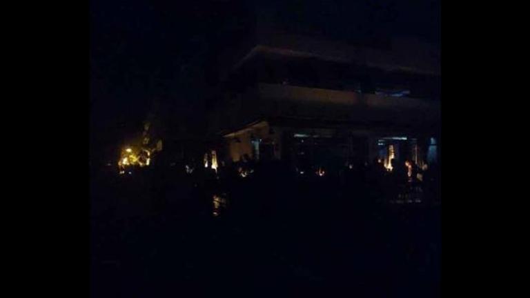 Στο σκοτάδι έχουν βυθιστεί εδώ και ώρα πολλά σπίτια σε περιοχές της νότιας Αθήνας  με πλήρη διακοπή ρεύματος