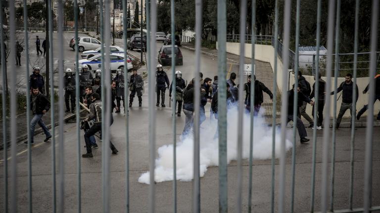 Επεισόδια με χημικά στη συγκέντρωση εκπαιδευτικών στο υπουργείο Παιδείας (ΦΩΤΟ- ΒΙΝΤΕΟ)