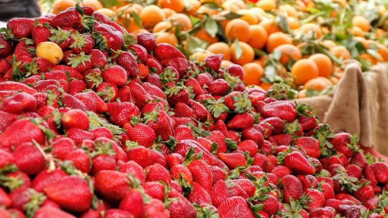 Μεγάλη ποσότητα φράουλες και πορτοκάλια δέσμευσαν οι αρχές στην αγορά του Ρέντη