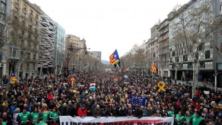 Στο δικαστήριο ο πρώην πρόεδρος της Καταλονίας, Κάρλες Πουτζντεμόν -Χιλιάδες διαδηλωτές διαδήλωσαν στην Βαρκελώνη