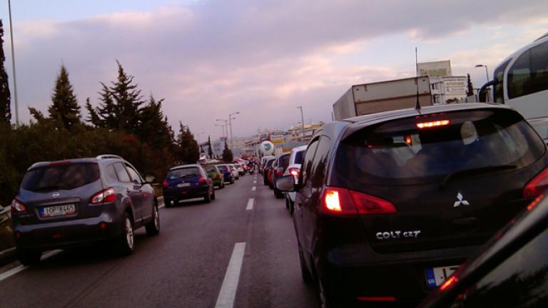 Κυκλοφοριακό κομφούζιο  στο μεγαλύτερο μέρος του οδικού άξονα της Αθήνας-Δείτε την κίνηση live
