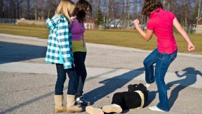 Ένα απίστευτο σκηνικό bullying μεταξύ μαθητριών σημειώθηκε έξω από λύκειο στα Χανιά