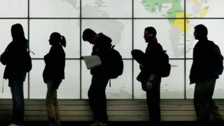 Έξι στους 10 νέους διατεθειμένοι για μετανάστευση προκειμένου να βρουν δουλειά
