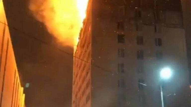 Μια νέα μεγάλη πυρκαγιά μαίνεται σε πολυκατοικία στην Ρωσία (ΒΙΝΤΕΟ)