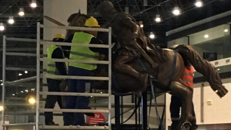 ΠΓΔΜ: Αποκαθηλώθηκε το άγαλμα του Μεγάλου Αλεξάνδρου από το αεροδρόμιο των Σκοπίων 