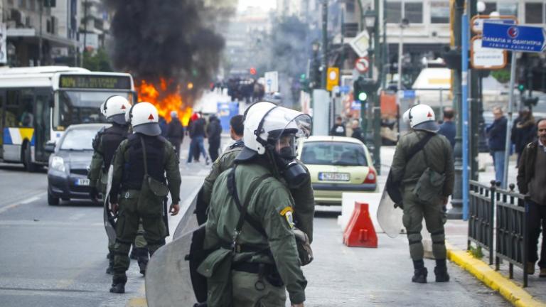 Ένταση, δακρυγόνα και πετροπόλεμος στον Πειραιά μεταξύ οπαδών του Ολυμπιακού και δυνάμεων των ΜΑΤ στο περιθώριο εκδήλωσης με ομιλητή τον Ευκλείδη Τσακαλώτο (ΦΩΤΟ)