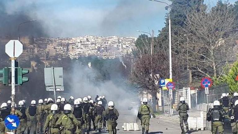 Θεσσαλονίκη: Αντιεξουσιαστές πετούν πέτρες, μολότοφ και φωτοβολίδες (ΒΙΝΤΕΟ) 