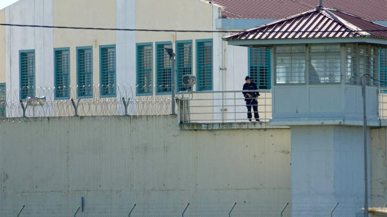 Ένα απίστευτο θρίλερ εκτυλίχθηκε πριν από μερικές ώρες στις φυλακές Τρικάλων με αρχιφύλακα που τέθηκε σε ομηρία από κρατούμενο