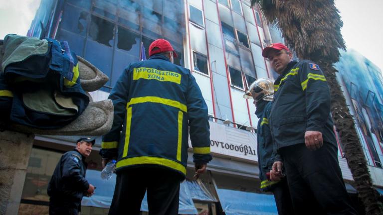 Φωτιά στη ΔΟΥ Λάρισας - Κάιγεται ολόκληρο το κτίριο  