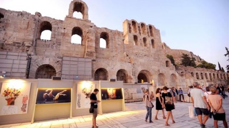 ΚΑΣ: "Έδιωξε " διεθνή παραγωγή του BBC από τον ναό του Ποσειδώνα στο Σούνιο και δίνει το Ηρώδειο για επίδειξη μόδας