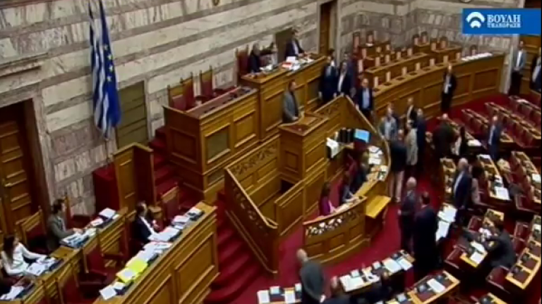 Πρωτόγνωρα περιστατικά στη Βουλή: Ο χρυσαυγίτης βουλευτής Γιάννης Λαγός επιτέθηκε στον κοινοβουλευτικό εκπρόσωπο του ΣΥΡΙΖΑ Νίκο Ξυδάκη-Απειλήθηκε σύρραξη (ΒΙΝΤΕΟ) 