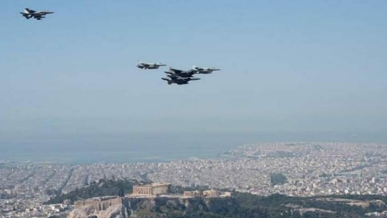 Πτήσεις αεροσκαφών της Πολεμικής Αεροπορίας πάνω από την Αθήνα ενόψει του εορτασμού της επετείου της 25ης Μαρτίου 
