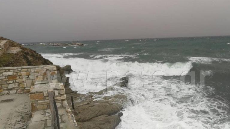 Πελώρια κύματα καταπίνουν την Πάρο (ΦΩΤΟ-ΒΙΝΤΕΟ)