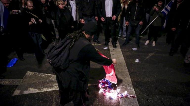 Απίστευτες προκλήσεις από τους Τούρκους εθνικιστές με αφορμή το κάψιμο της τουρκικής σημαίας από την Χρυσή Αυγή-Επικαλούνται την μικρασιατική καταστροφή και επανάληψή της!