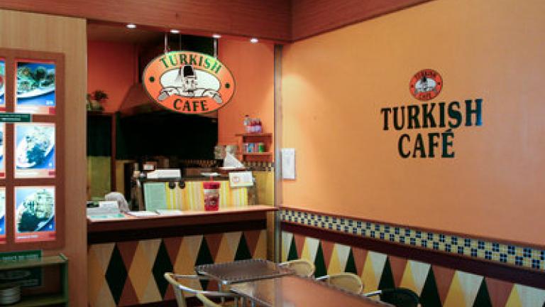 Τουρκία: Αστυνομικοί εισβάλλουν σε καφενεία με ερπυστριοφόρα και ελέγχουν αν οι τηλεοράσεις παίζουν κουρδικά κανάλια!