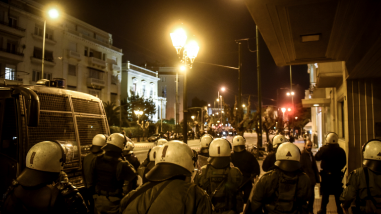 Πορεία της Χρυσής Αυγής στην τουρκική πρεσβεία-Ο...πατέρας Κλεομένης έκαψε την τουρκική σημαία (ΦΩΤΟ)