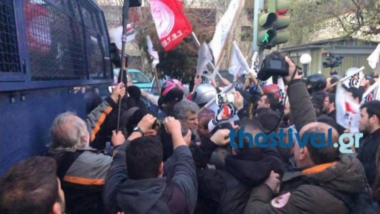 Επεισόδια σημειώθηκαν πριν από λίγο ανάμεσα σε μέλη του ΠΑΜΕ και αστυνομικών (ΦΩΤΟ-ΒΙΝΤΕΟ)