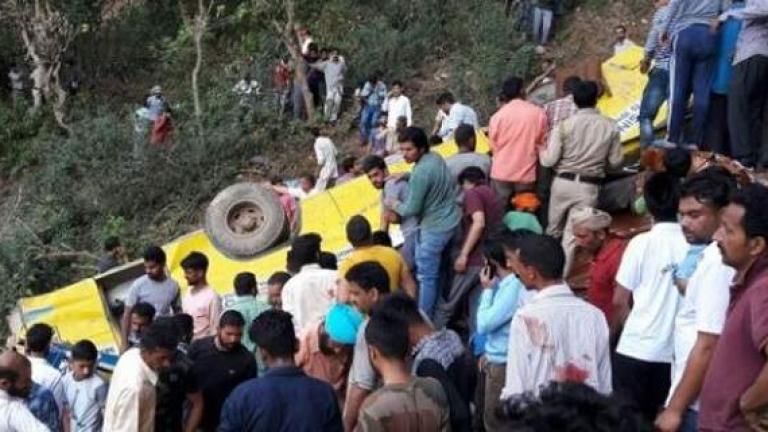 Ανείπωτη τραγωδία στην Ινδία με  σχολικό λεωφορείο που έπεσε σε γκρεμό (ΒΙΝΤΕΟ)