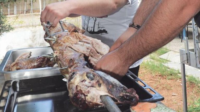 Καιρός Πάσχα: Ανάσταση με ομπρέλες και ψήσιμο οβελία με τα... κοντομάνικα