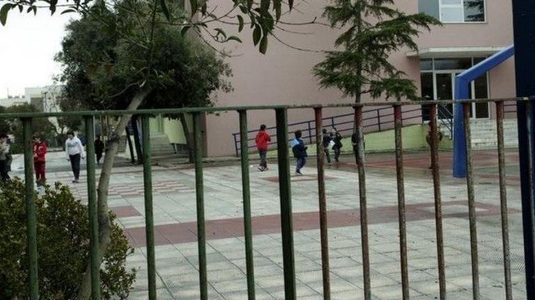 Κρήτη: Παιδί εγκλωβίστηκε στα κάγκελα του σχολείου-Διαπέρασαν το μηρό του