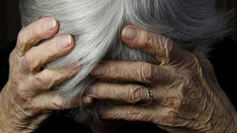 Σαλαμίνα: Αδίστακτοι ληστές ξυλοκόπησαν και λήστεψαν 84χρονη μέσα στο σπίτι της